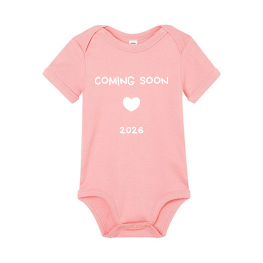 Babybody "Coming Soon 2026" kortärmad 0-3 månader