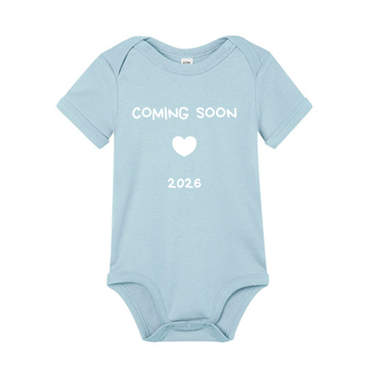 Babybody "Coming Soon 2026" kortärmad 0-3 månader