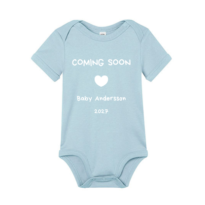 Babybody Personlig "Coming Soon 2027" kortärmad 0-3 månader