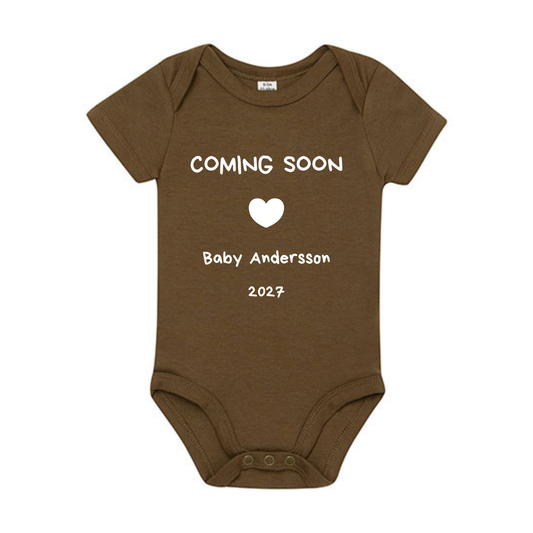 Babybody Personlig "Coming Soon 2027" kortärmad 0-3 månader