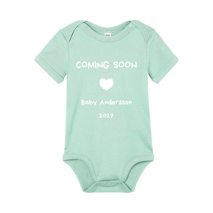 Babybody Personlig "Coming Soon 2027" kortärmad 0-3 månader