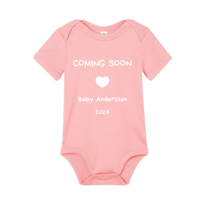 Babybody Personlig "Coming Soon 2027" kortärmad 0-3 månader
