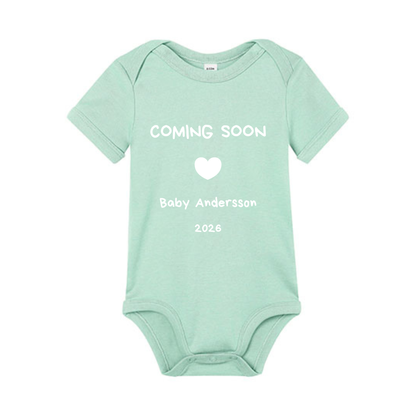Babybody Personlig "Coming Soon 2026" kortärmad 0-3 månader