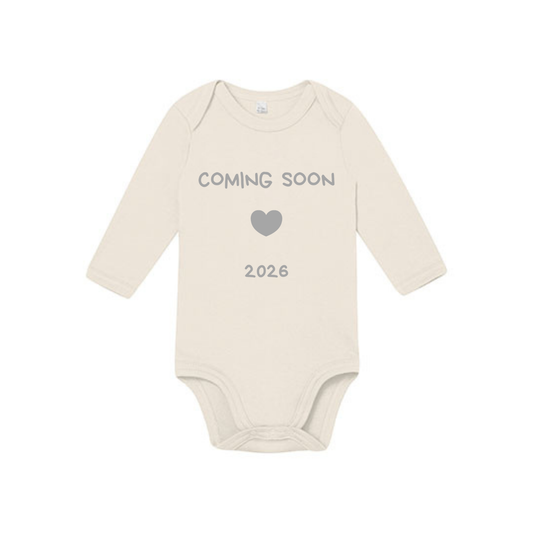 Babybody "Coming Soon 2026" långärmad 0-3 månader