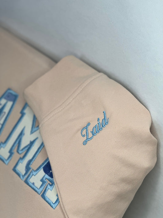 Mamma hoodie med ditt barns plagg