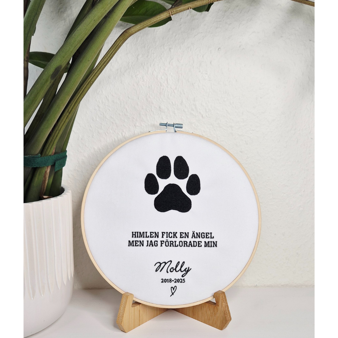 Personlig broderad minnestavla för hund 