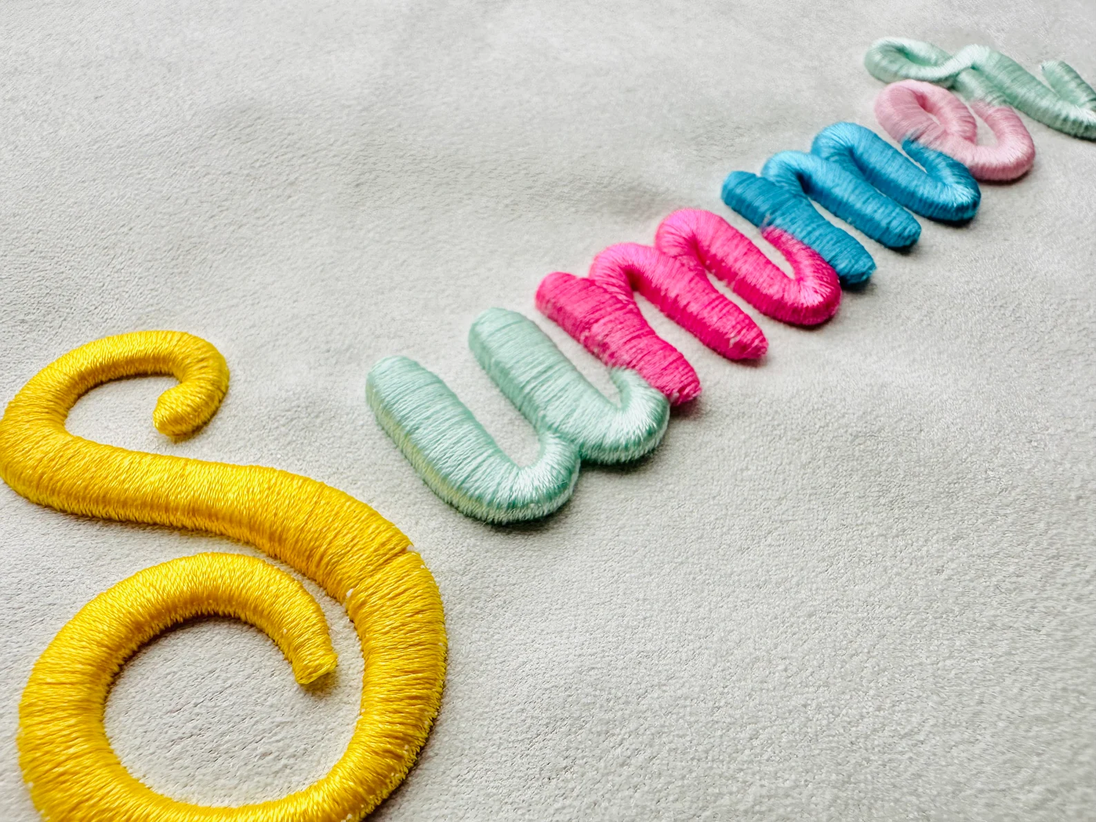 3D-brodyr (puffbrodyr) för företag profilkläder